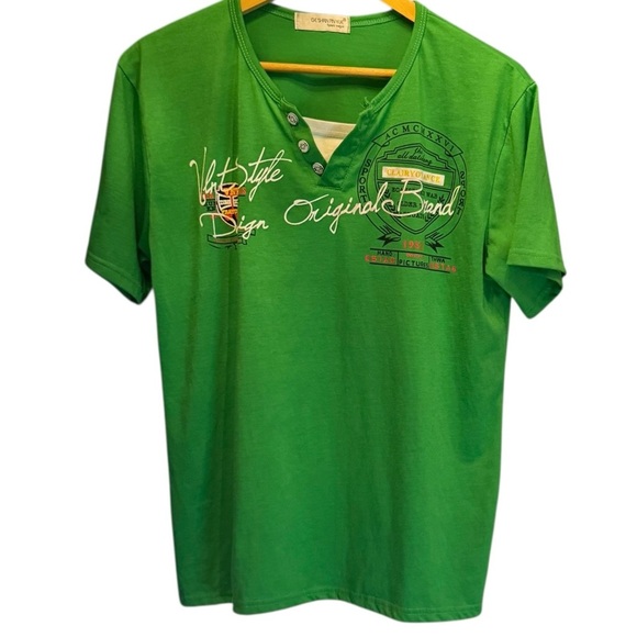 Ge Shan Pin Yue Sport Vogue. Men's Graphic Tee with Button Detail. Size Large. - Picture 1 of 7